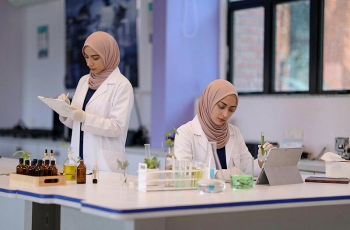 Mengapa Penelitian Kosmetik Perlu Membedakan Korelasi dan Hubungan Sebab-Akibat?